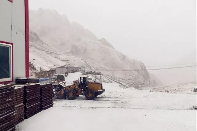 人間四月芳菲盡，山中春雪還復來(lái)