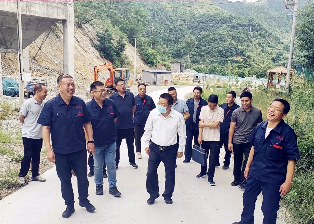 盧氏縣領(lǐng)導深入包聯(lián)企業(yè)中科礦業(yè)實(shí)地調研