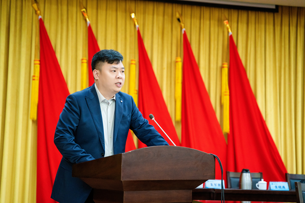 洛陽(yáng)開(kāi)元集團董事長(cháng)許明月當選為洛陽(yáng)民建企業(yè)家協(xié)會(huì )第一屆會(huì )長(cháng)