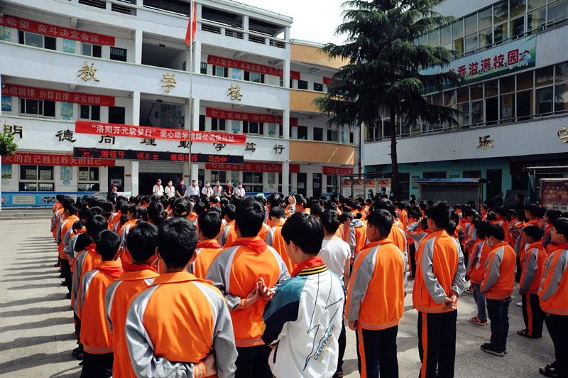 “洛陽(yáng)開(kāi)元筑夢(mèng)行”六一愛(ài)心助學(xué)活動(dòng)第一站!!!!SIMPLE_HTML_DOM__VOKU__PIPE!!!!欒川縣秋扒鄉捐贈儀式圓滿(mǎn)舉行