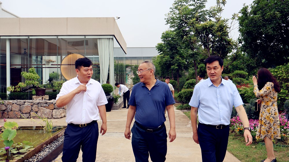 全省民建會(huì )員之家建設觀(guān)摩團參觀(guān)洛陽(yáng)開(kāi)元集團民建“會(huì )員之家”